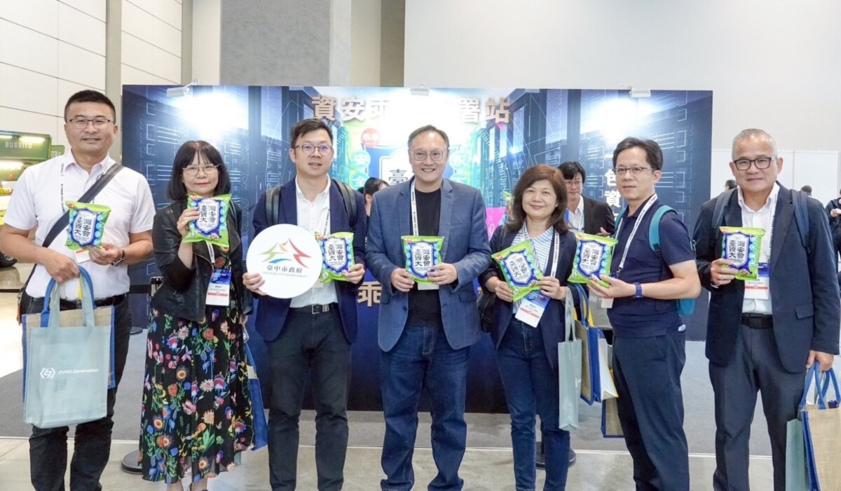 ▲副市長鄭照新率團參觀2026資安大會。(圖/記者顏淑娟翻攝)