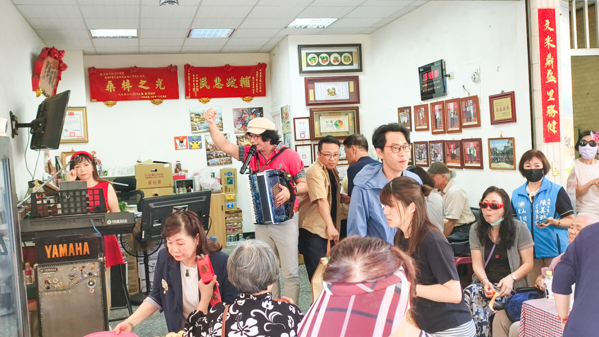 ▲高雄知名手風琴走唱藝人陳紀揚，以懷舊經典老歌搭配悠揚手風琴旋律，串起人與人之間的情感交流，為現場增添濃厚人情味。（圖/記者黃淑貞攝）