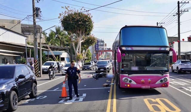 女大生將機車停放路邊，彎腰仔細查看車損、不顧躺在巨輪下血跡斑斑的女警。（圖/翻攝網路）