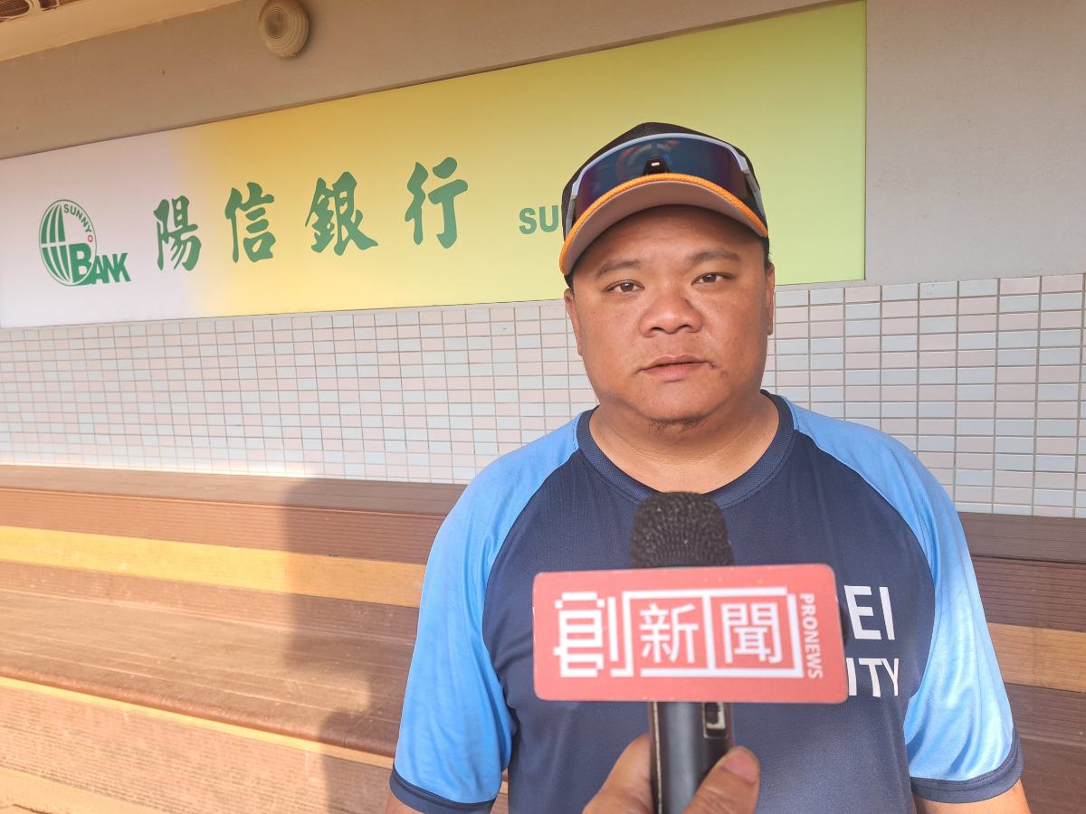 新北市青少棒代表隊總教練楊敏鴻在受訪時表示 : 這群小選手在球場上的默契和配合是彼此信任十足，沒有任何的磨合期現象。(影像由記者郭晉嘉拍攝)。