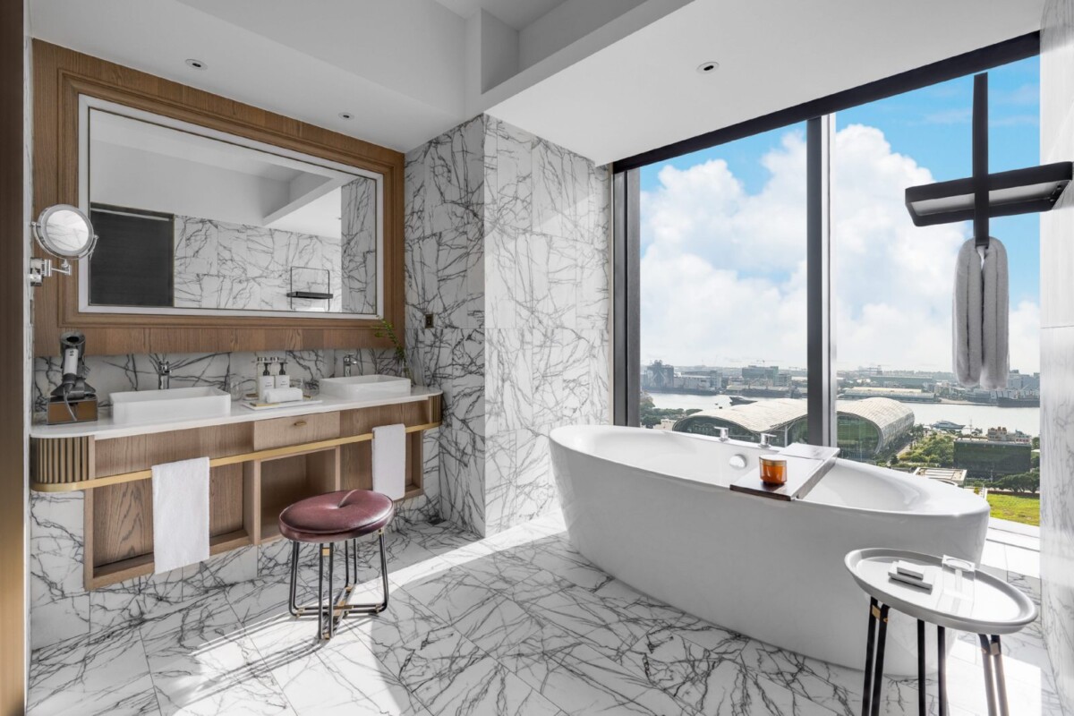 ▲高雄洲際酒店 開放式套房 大床 港灣海景 衛浴景色。（圖/洲際酒店提供）