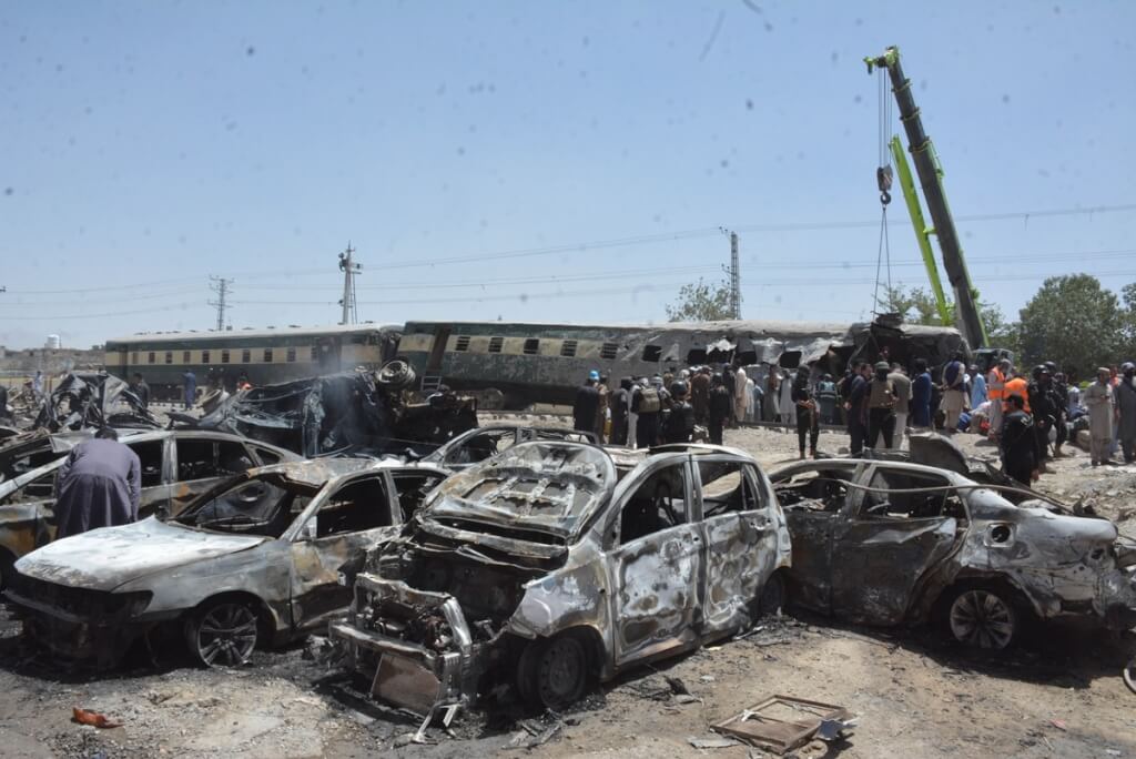 巴基斯坦軍列驚爆攻擊！車廂翻覆釀24死逾50傷