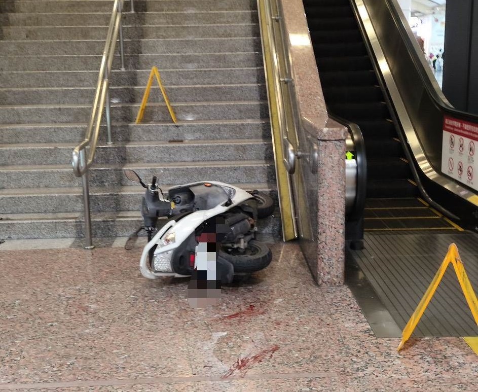 板橋車站驚見機車闖入　男子臥軌列車一度受阻