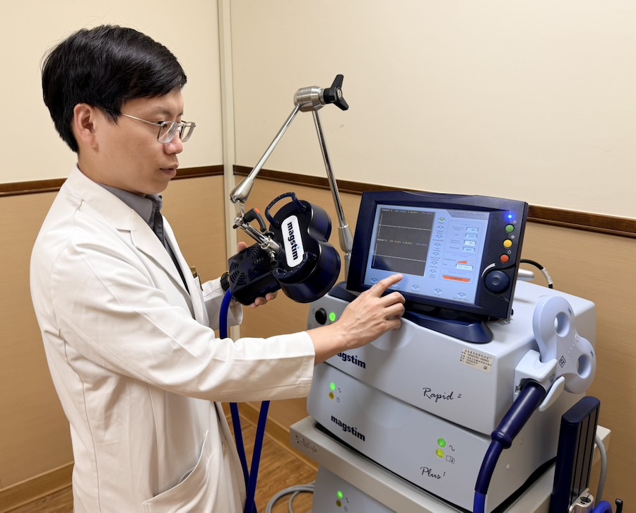 盧偉信醫師強調，「重覆經顱磁刺激治療（rTMS）」與傳統治療不同，rTMS不需麻醉、不必開刀，也沒有侵入性傷口，患者只需坐在治療椅上，在清醒狀態下接受約10至30分鐘的磁波刺激即可。（圖/嘉基提供）