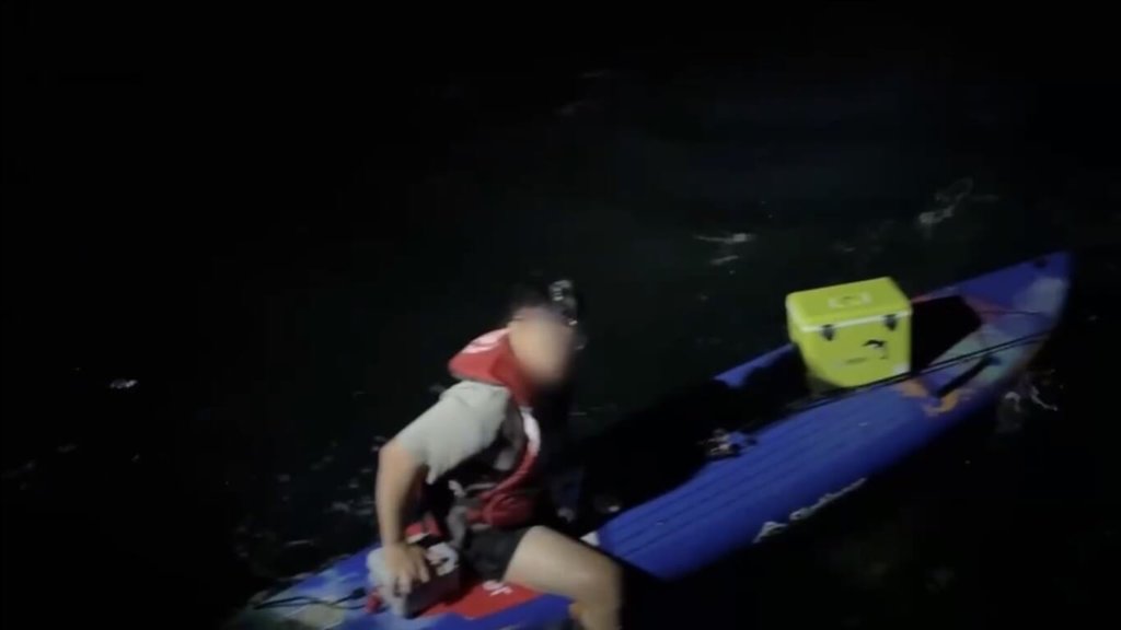立槳失控漂向外海！澎湖男受困海上　海巡深夜馳援人船平安