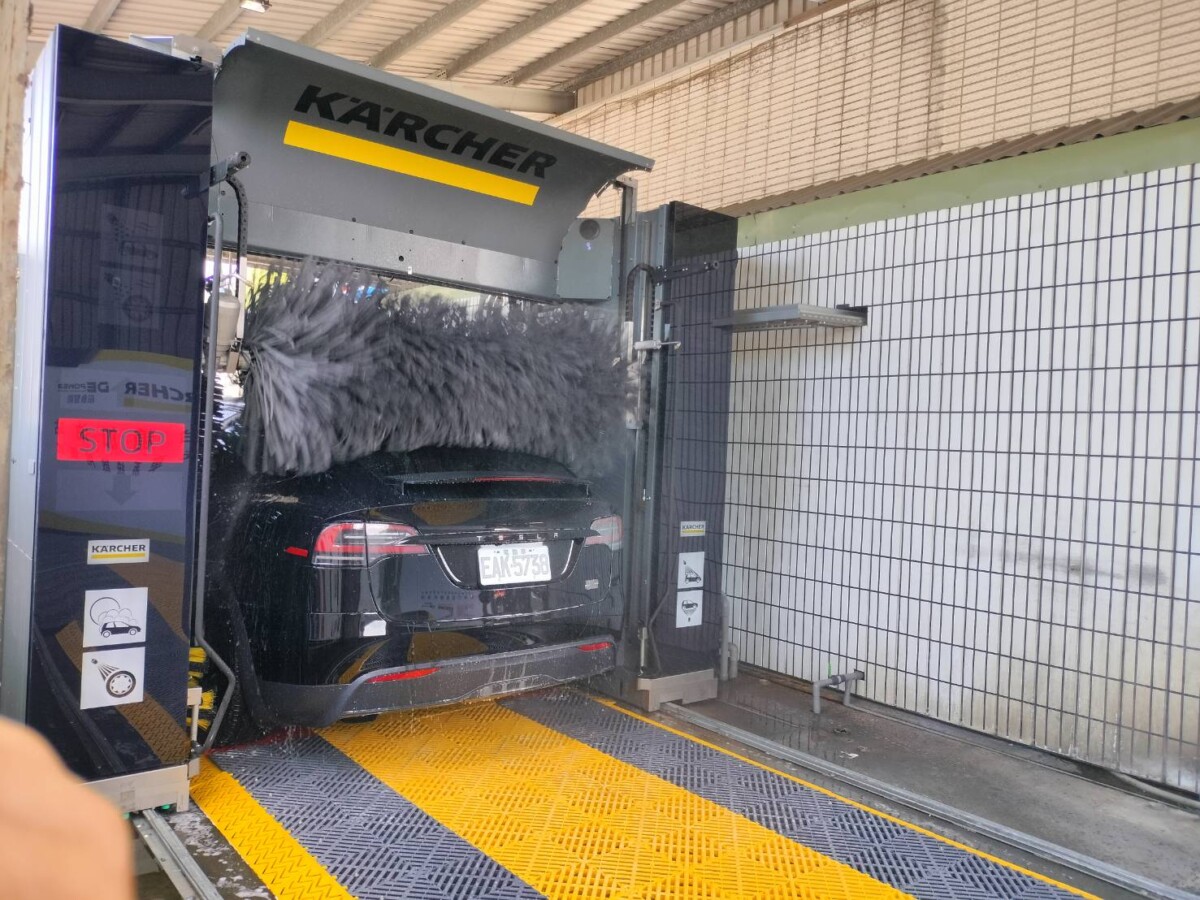 ▲凱馳CW 5龍門智慧洗車系統藉由強力水柱預洗和高生物分解清潔配方率先去除、軟化顆粒髒汙，第一步減少車體上的砂石後，再搭配K!Brush iQ偵測車型輪廓，以最貼合車型的角度清潔車體，同時採用CareTouch特殊科技泡棉溫和刷洗，深層去除髒污的同時兼顧車體保護。（記者 李堂安 翻攝）