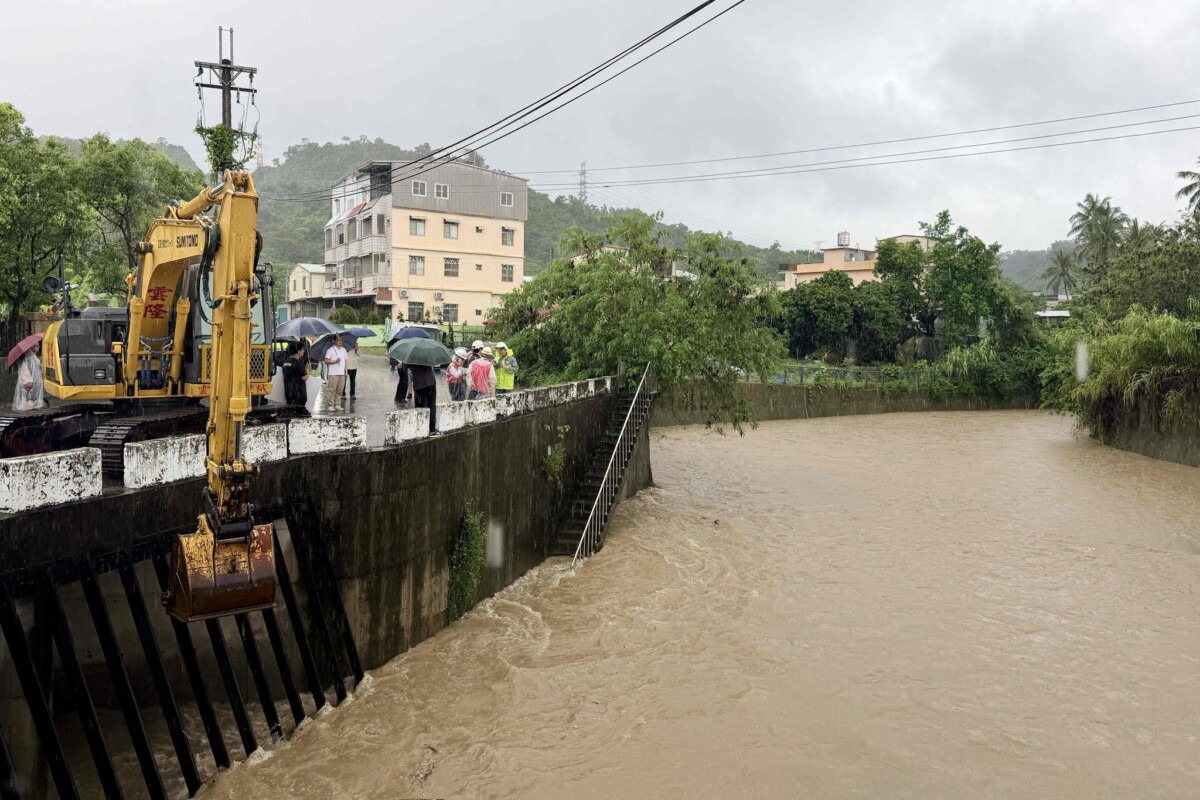 高雄山區暴雨成災啟動應變中心　陳其邁坐鎮防災全面戒備