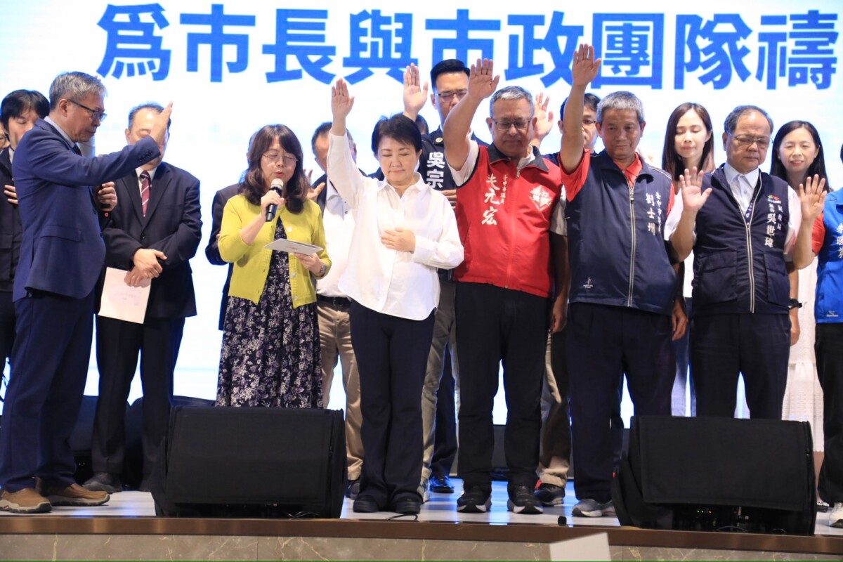 ▲蔡晶玫主牧率領與會人員依同為台中及台灣祈禱。(圖/記者顏淑娟翻攝)