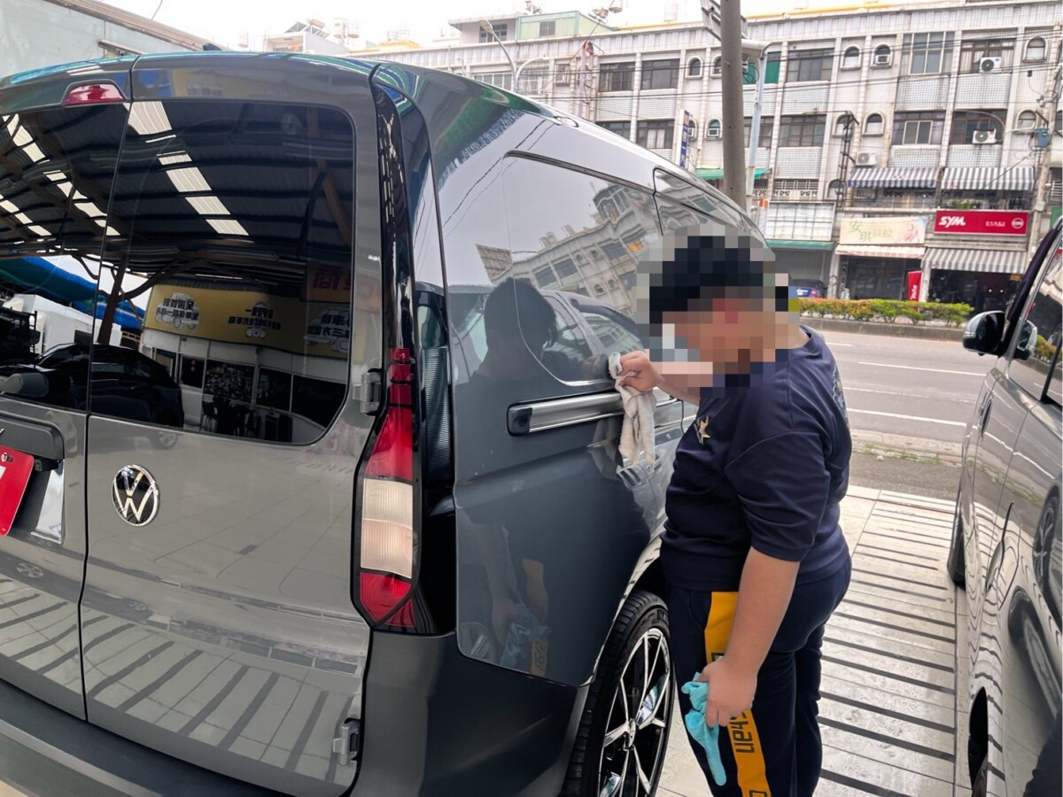 ▲阿督汽車店提供工作機會,協助身障學生校外實習體驗,讓其逐步建立從實習培育到「穩定就業的支持機制,讓弱勢族群能在職場中找到發揮所長的舞台。(圖/樹德科技大學提供)