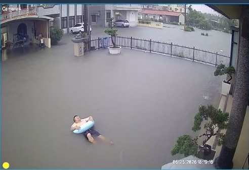 豪雨襲屏東釀淹水　民眾漂浮苦中作樂爆紅醫師提醒感染風險