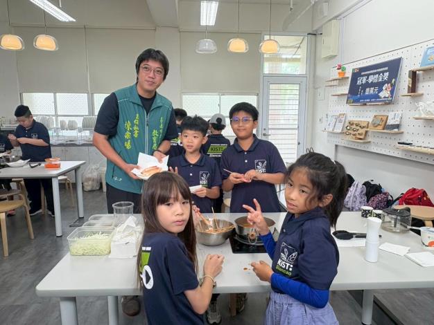 台南食農教育再升級！學童走入產地體驗「剝蝦課」認識在地漁業