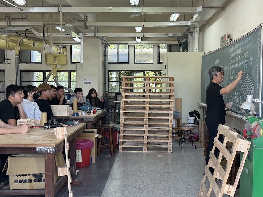 國立嘉義高工攜手和碩聯合科技拓展「廢材重生，創意無限」合作計畫，讓學生從實作中認識資源循環與ESG理念。（圖/嘉義高工提供）