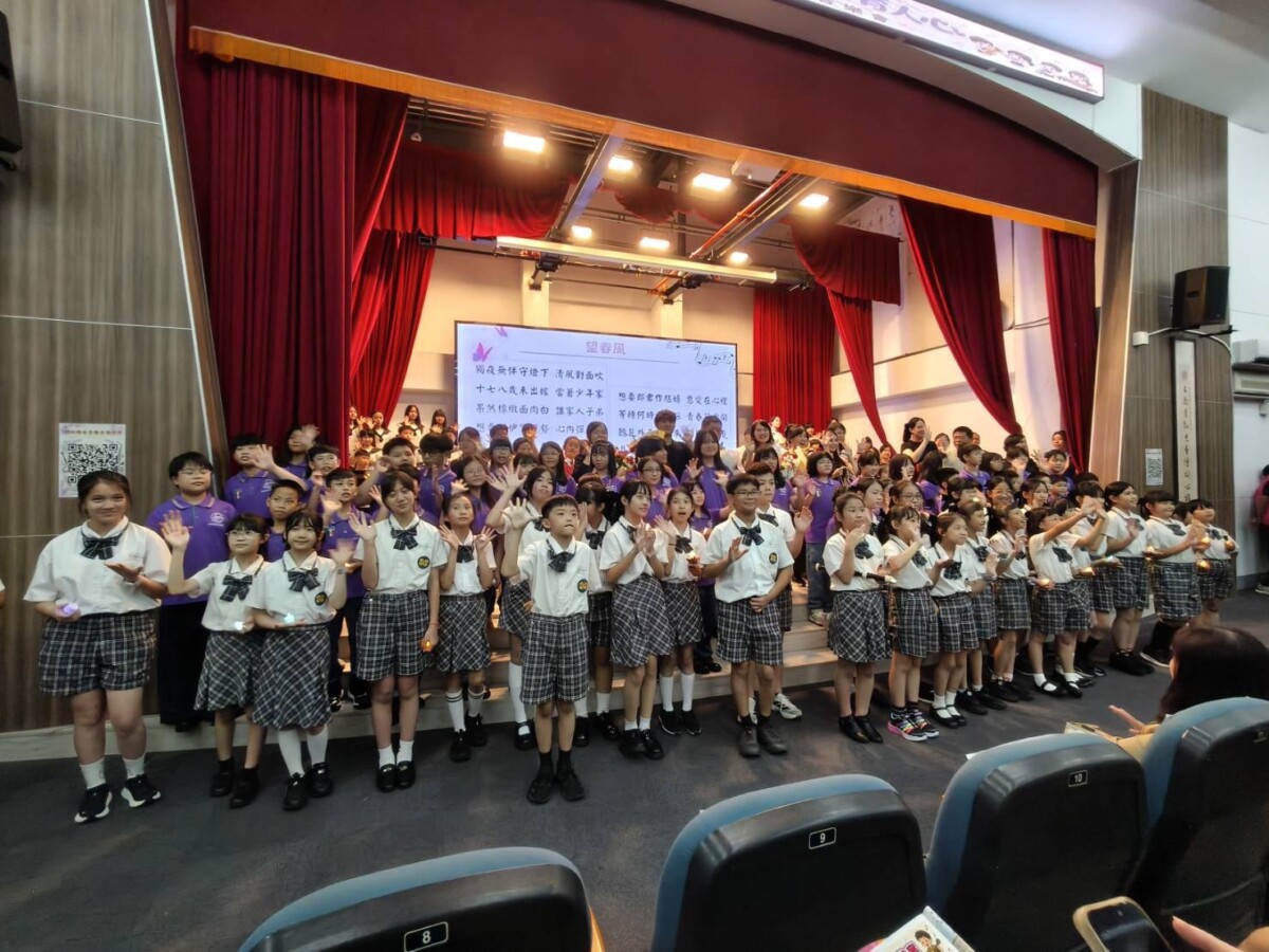 這場桃園市政府教育局指導的音樂會,由錦興、莊敬、同安、龍安四所國小超過百名學生共同歌唱譜出最美麗的樂章。(影像由記者郭晉嘉拍攝)。