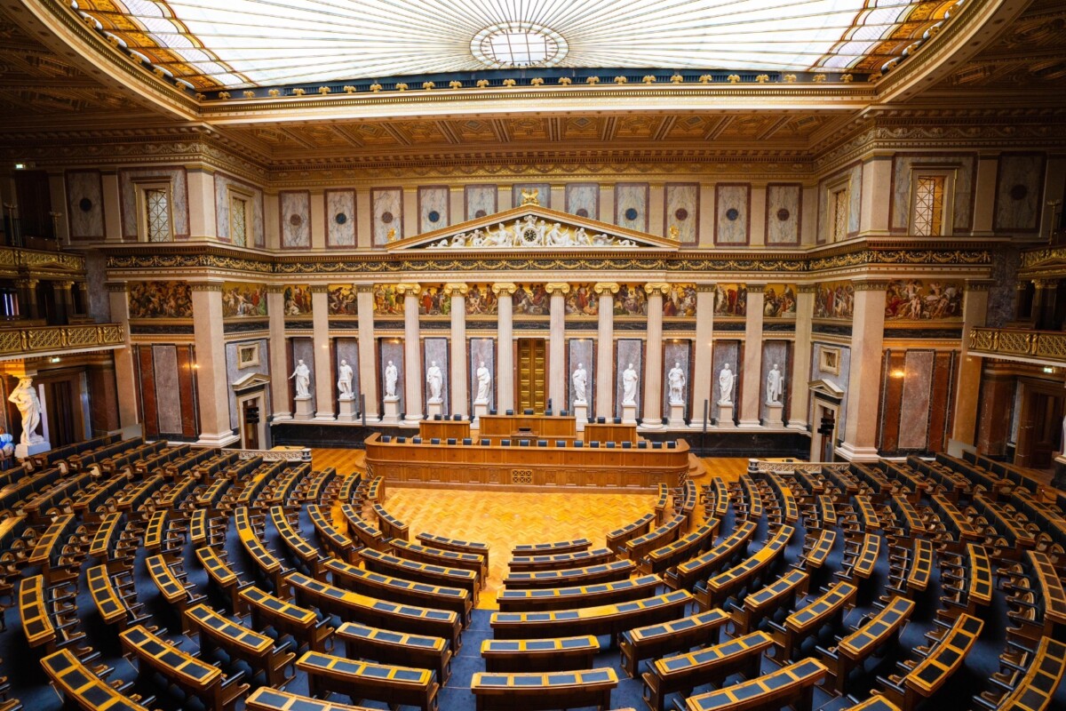 ▲議事廳堂中約五百個座位,象徵代議政治精神,除一窺昔日奧匈帝國百年風華,也見證哈布斯堡王朝輝煌與現代奧地利共和國的民主進程。(圖/中市府提供)
