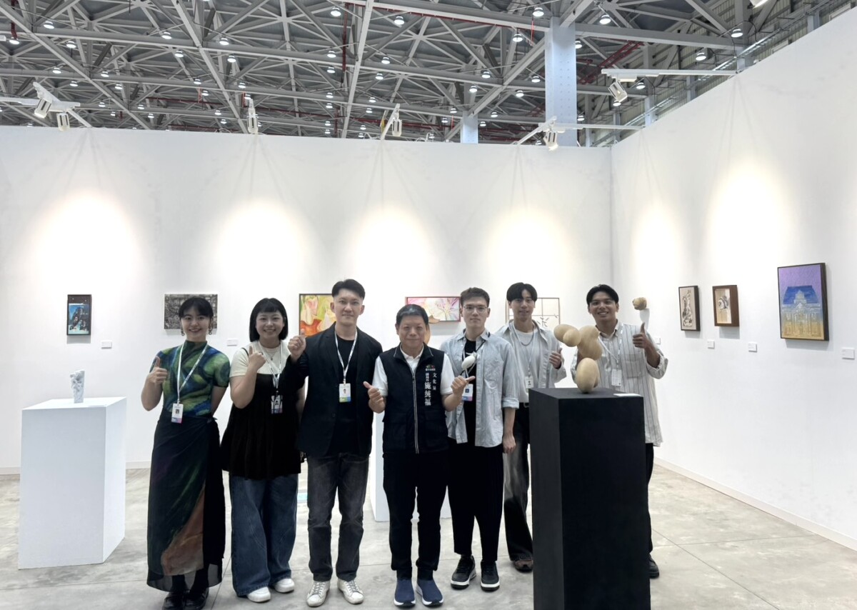 ▲文化局副局長施純福與藝術新聲青年藝術家合影。(圖/記者顏淑娟翻攝)