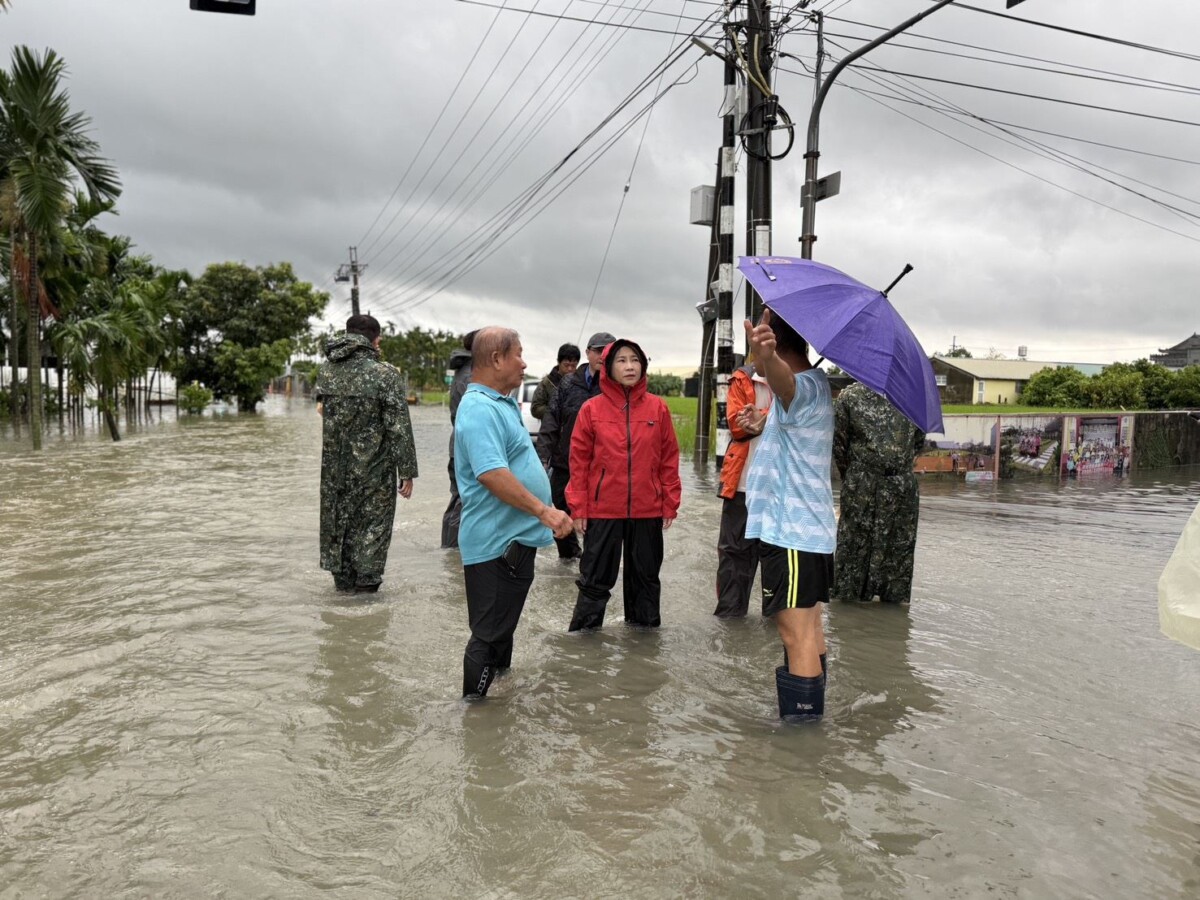 豪雨狂襲屏東多地淹水　周春米冒雨勘災全力搶排積水