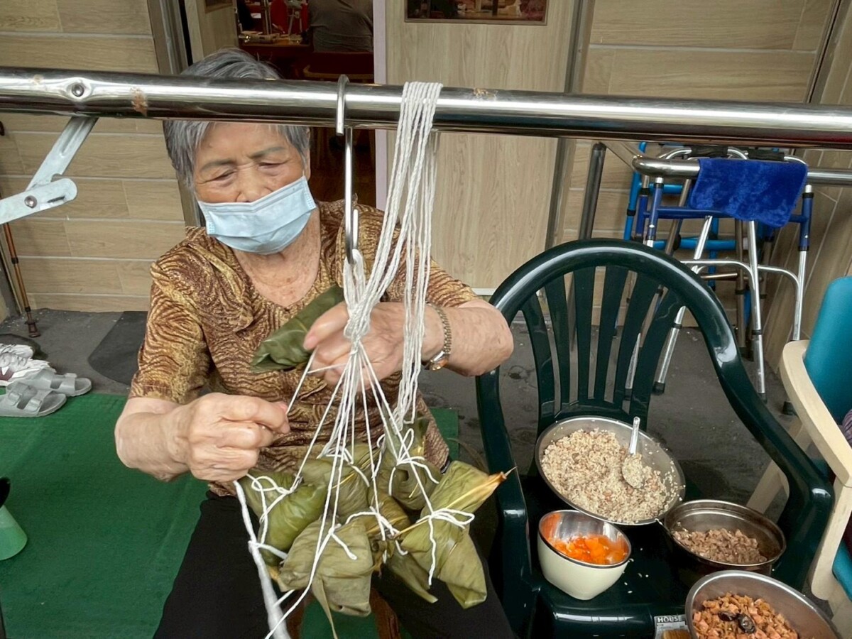 端午節前最暖畫面！秀和苑長輩手作粽子超療癒