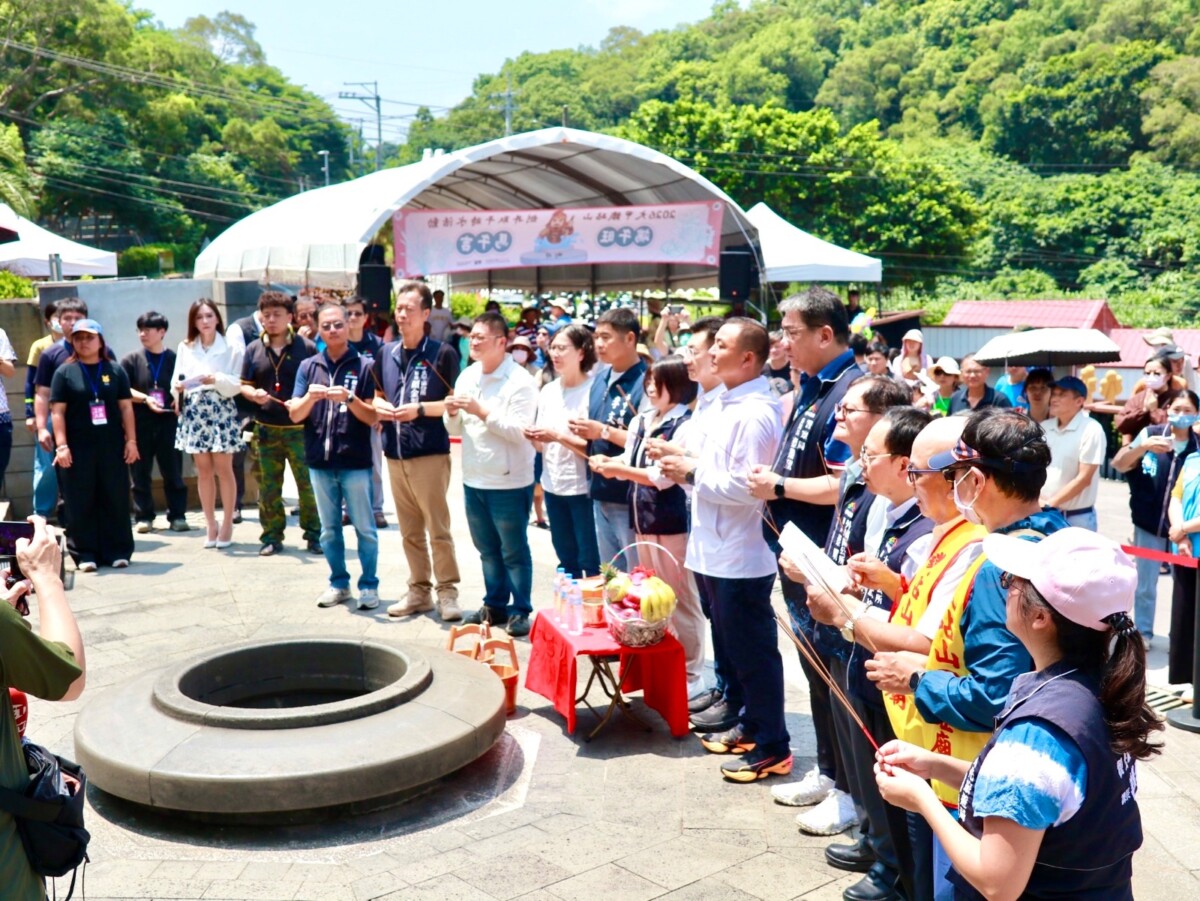 ▲眾人遵循古禮祭祀祈福,共同迎接端午佳節。(圖/記者顏淑娟翻攝)