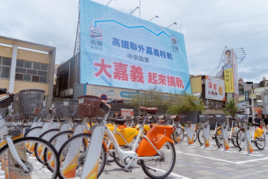 爭全台灣享「同等待遇」　勇媽高掛「大嘉義起來搞軌」看板