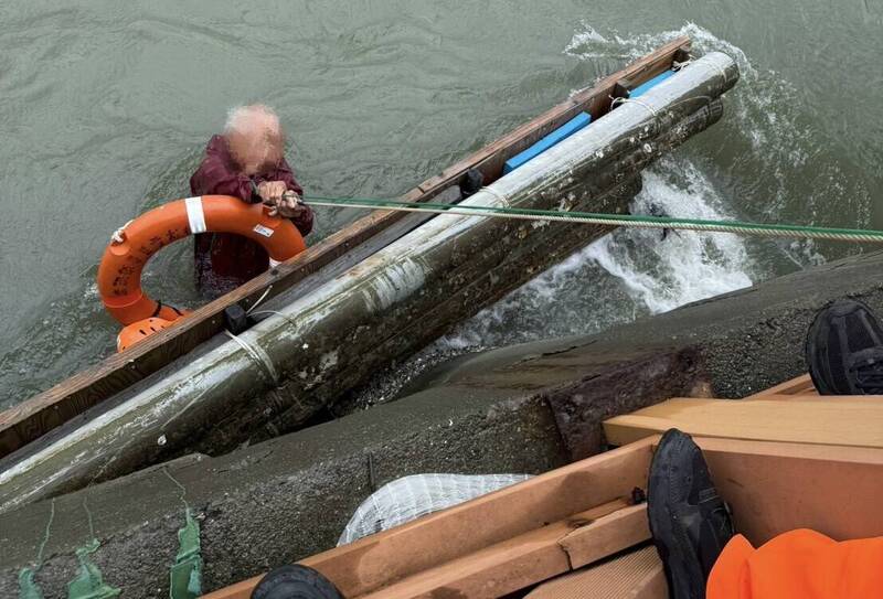 台南七股潟湖暴雨驚險翻船！72歲釣客落海攀浮具保命 海巡急救上岸