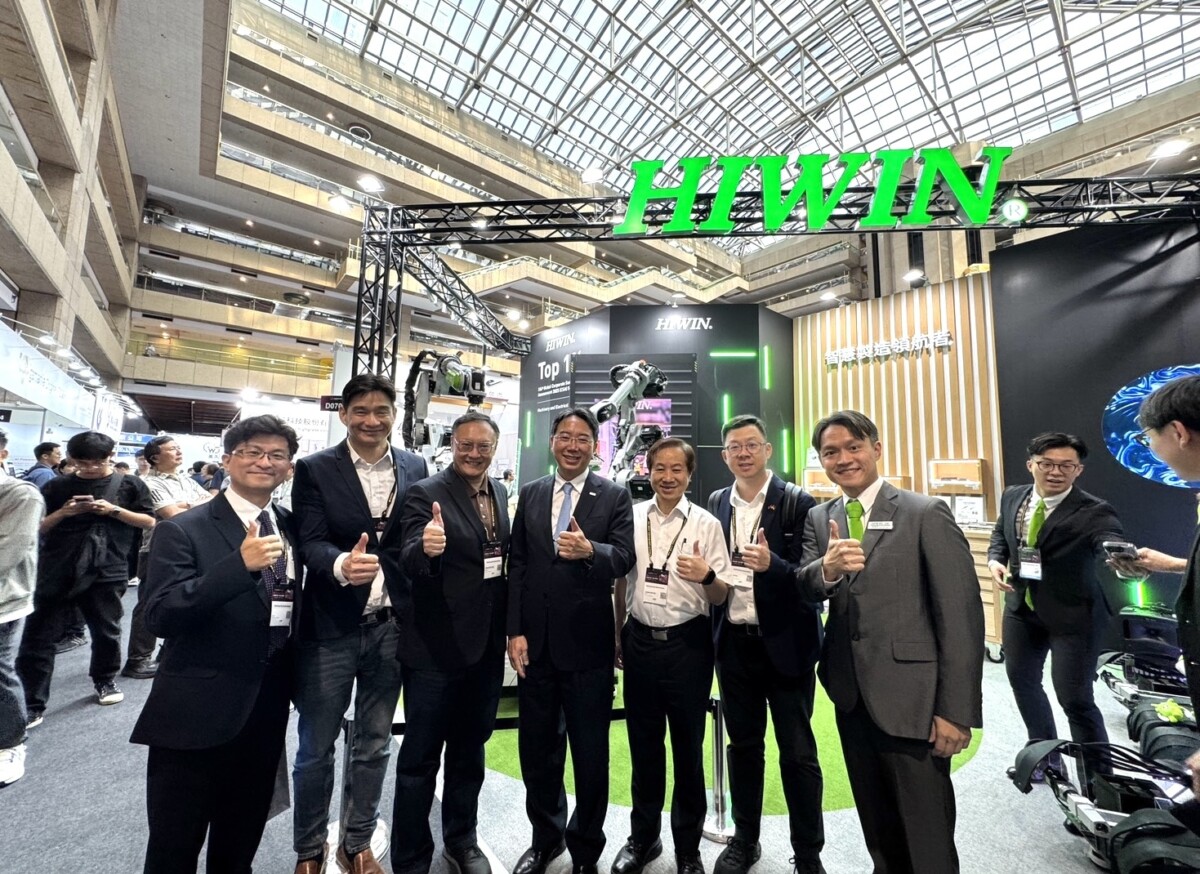 ▲訪團參觀台中在地產業上銀科技攤位，展現機器人零組件製造實力。(圖/中市府提供)