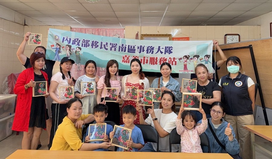 移民署南區事務大隊嘉義市服務站邀藝術畫家及書法家申婷頡老師，透過墨水藝術進行交流。（圖/移民署提供）
