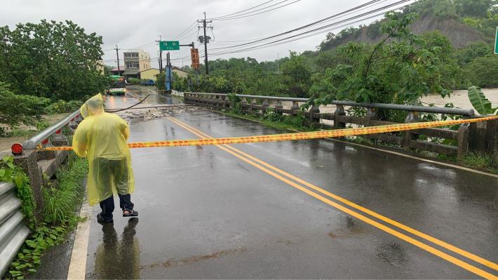 豪雨灌爆南化！菜寮溪暴漲淹逾1公尺 10人受困急撤離