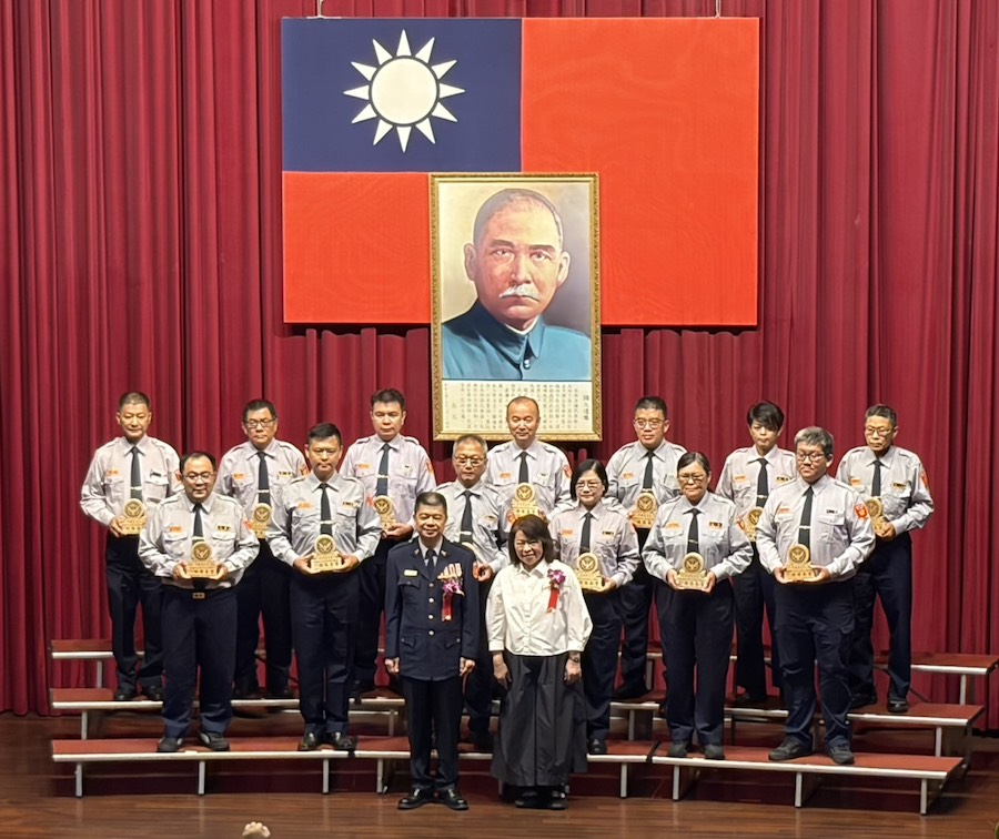 嘉義市長黃敏惠出席主持,並一一表揚模範警察、資深績優員警、績優協勤民力與志工們,肯定員警們的辛勤付出,感謝守護城市安全。(圖/記者黃采琳攝)