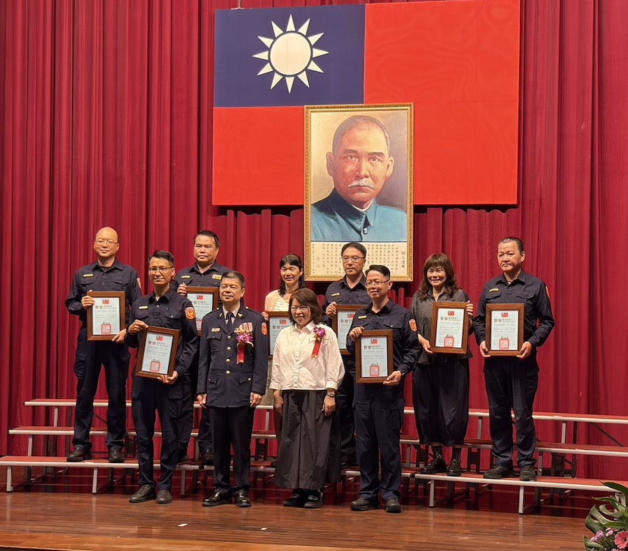嘉義市長黃敏惠出席主持,並一一表揚模範警察、資深績優員警、績優協勤民力與志工們,肯定員警們的辛勤付出,感謝守護城市安全。(圖/記者黃采琳攝)