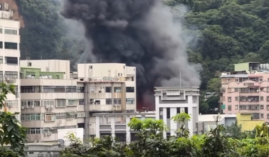 桃園工廠突爆火警全面燃燒　老闆娘目睹崩潰痛哭