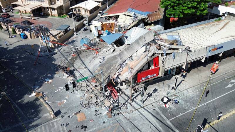菲律賓7.8強震引發海嘯與停電災情　菲南城市交通機場癱瘓