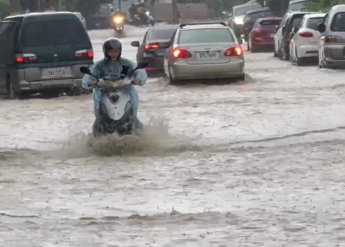 雨彈炸彰化！多地淹水　車輛泡水熄火「像在划船」