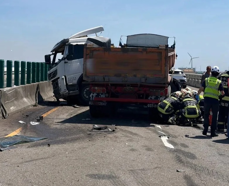 西濱驚悚死亡車禍！曳引車撞分隔島　駕駛拋飛遭車輪輾斃