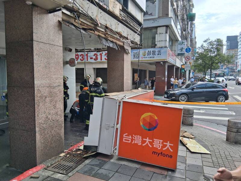 忠孝東路驚魂！大型招牌掉落砸中路人　2人送醫3機車受損