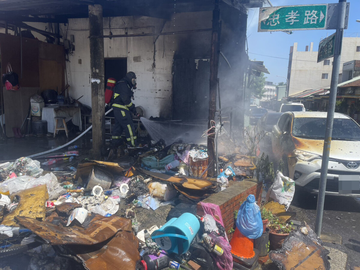 一堆回收釀火災！芬園忠孝路火勢猛烈延燒車輛