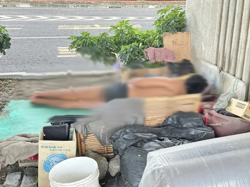 台88高架驚現裸身男睡橋下！社會局緊急安置介入