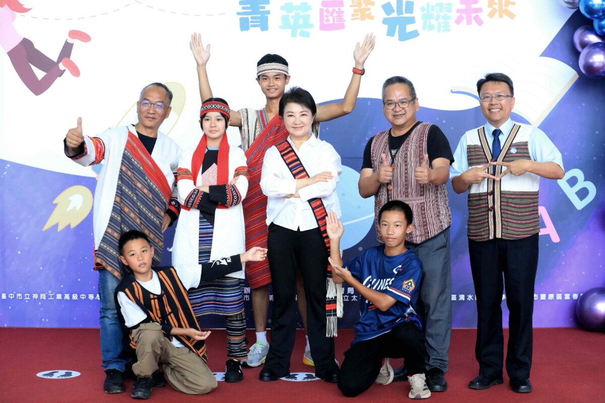 ▲盧秀燕與和平國中師生穿著原民服飾合影,展現多元文化特色與青春活力。(圖/記者顏淑娟翻攝)