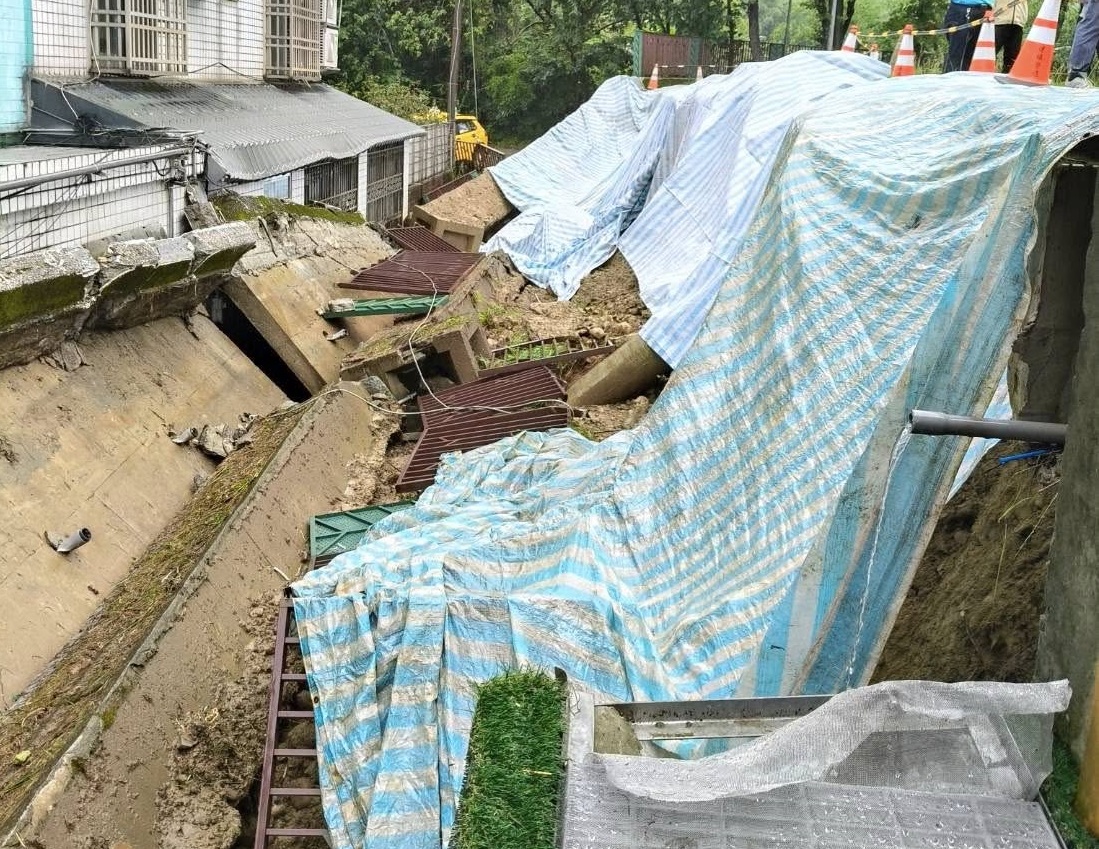 豪雨襲桃園釀圍牆倒塌　楓樹國小崩塌波及民宅幸無傷亡