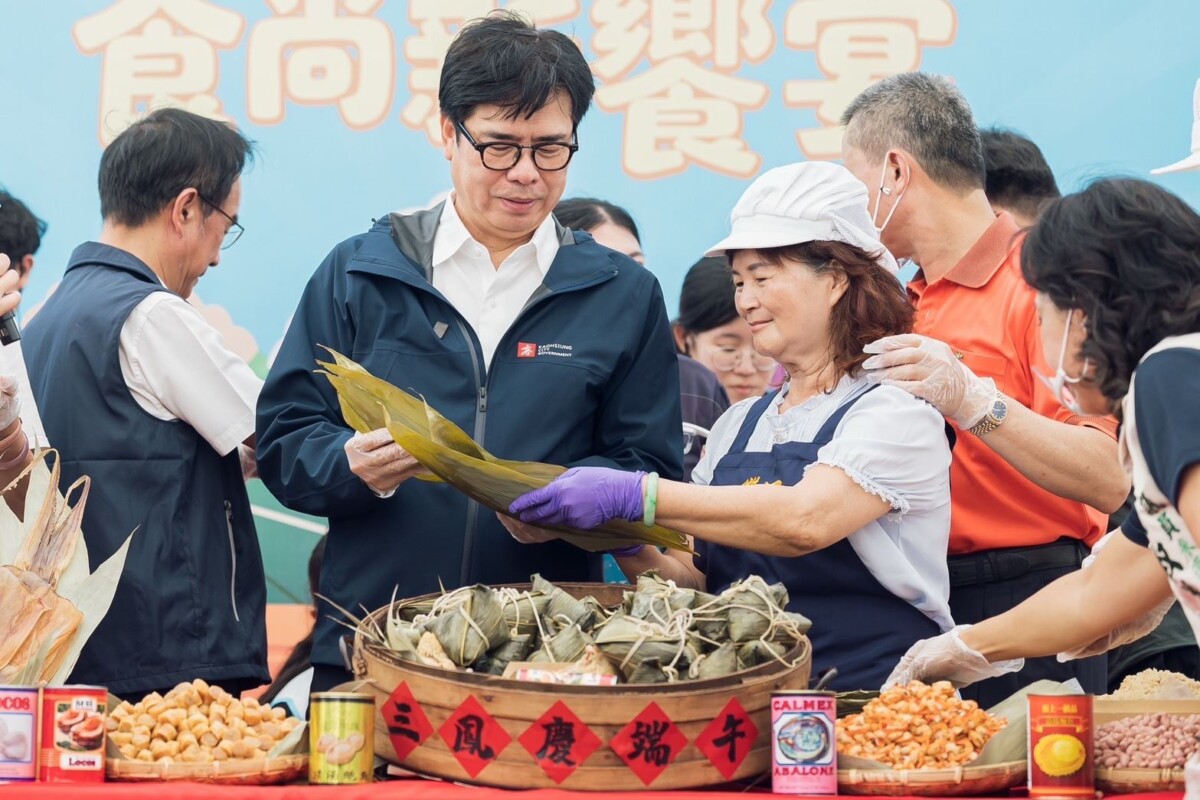 陳其邁三鳳中街包海鮮粽　百人綁粽活動飄香慶端午