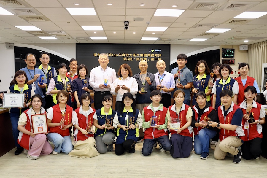 嘉義市衛生局長廖育瑋轉呈21項114年衛生福利部衛生業務考核表現亮眼的績優奬項。（圖/嘉義 市政府提供）