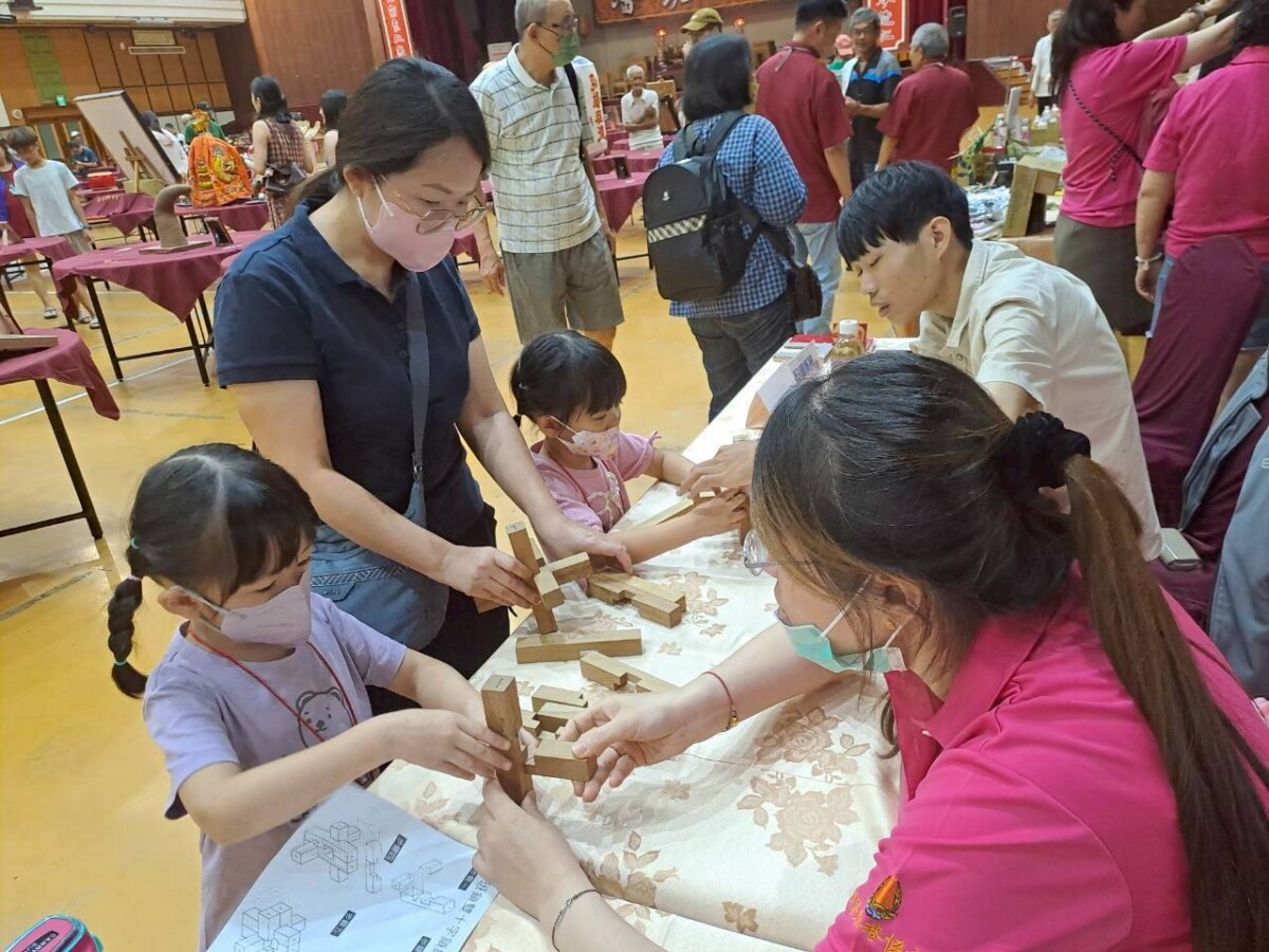 榫卯工藝好神奇!大葉學生鹿港教民眾挑戰魯班鎖 榫卯工藝好神奇!大葉學生鹿港教民眾挑戰魯班鎖