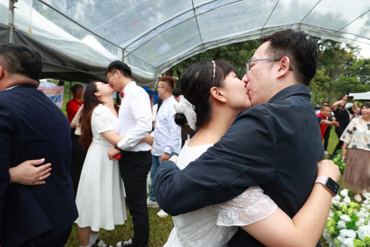 南投第49屆集團結婚吸睛　新人搭氦氣球擁吻放閃甜翻全場