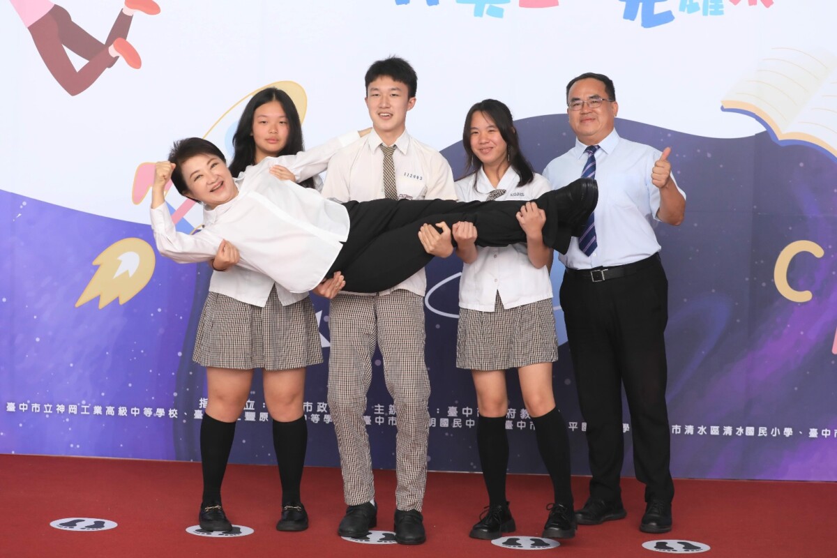 市長獎合影創意百出   盧秀燕與學子歡樂互動