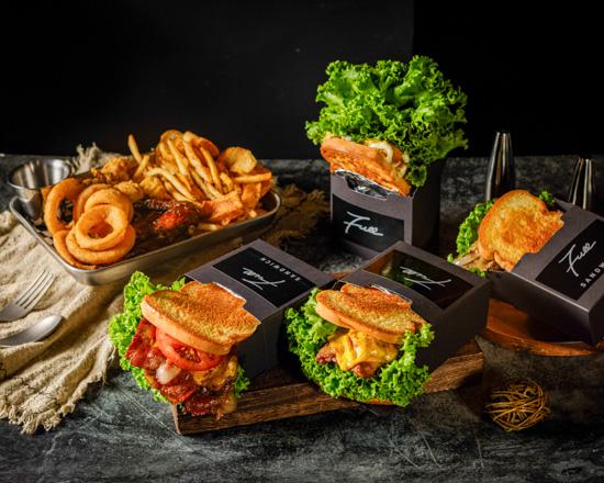 ▲FULL_SANDWICH_是高雄鹽埕區非常知名的暗黑系美式鐵板煎烤三明治專賣店,從原本的超人氣餐車一路開到實體店面,以全黑質感的店面設計、美式露營風裝潢與現點現做的精緻肉品三明治聞名。(圖/高雄翰品酒店提供)
