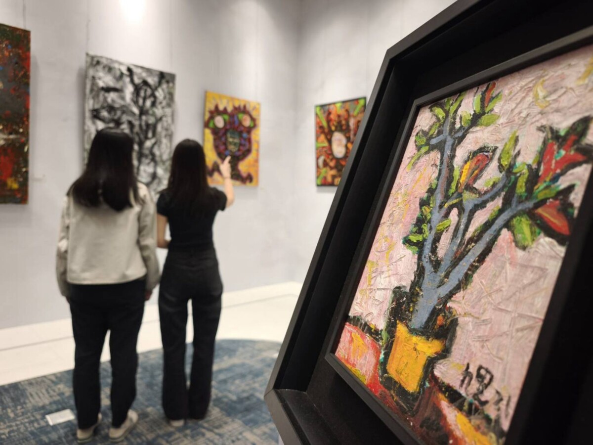 ▲牙醫師跨界藝術家九鬼展出多幅油畫創作,邀民眾走進充滿哲思的幻術劇場。(圖/義享時尚廣場提供)