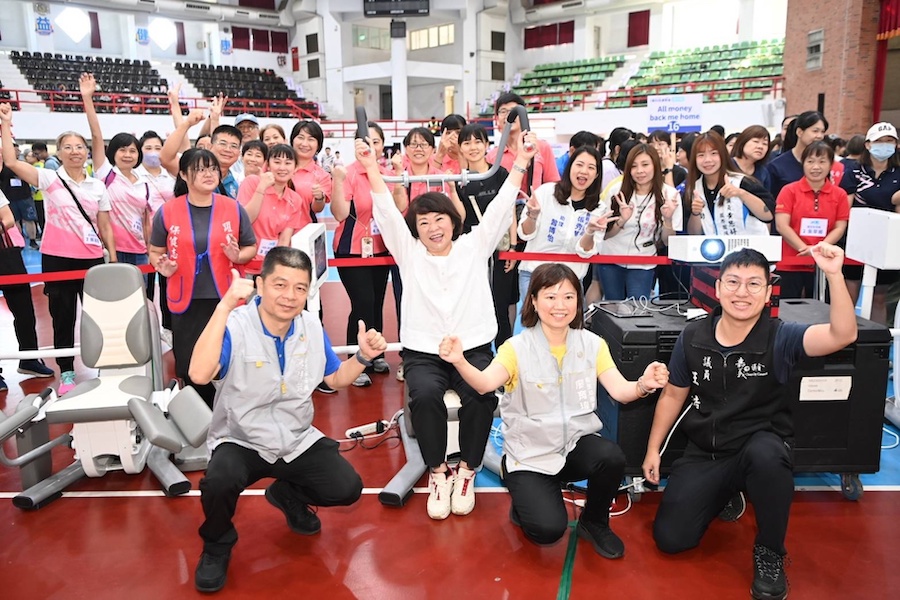 嘉義市衛生局長廖育瑋轉呈21項114年衛生福利部衛生業務考核表現亮眼的績優奬項。（圖/嘉義 市政府提供）