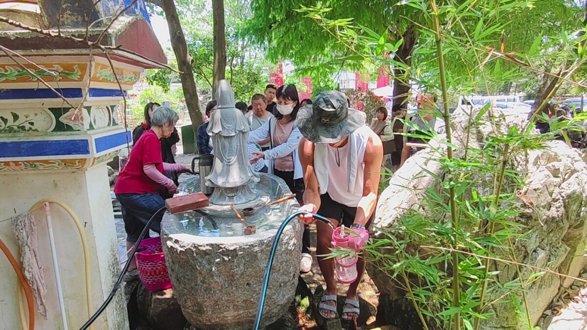 搶午時水！清水岩寺排爆長龍　曬水奇景超震撼