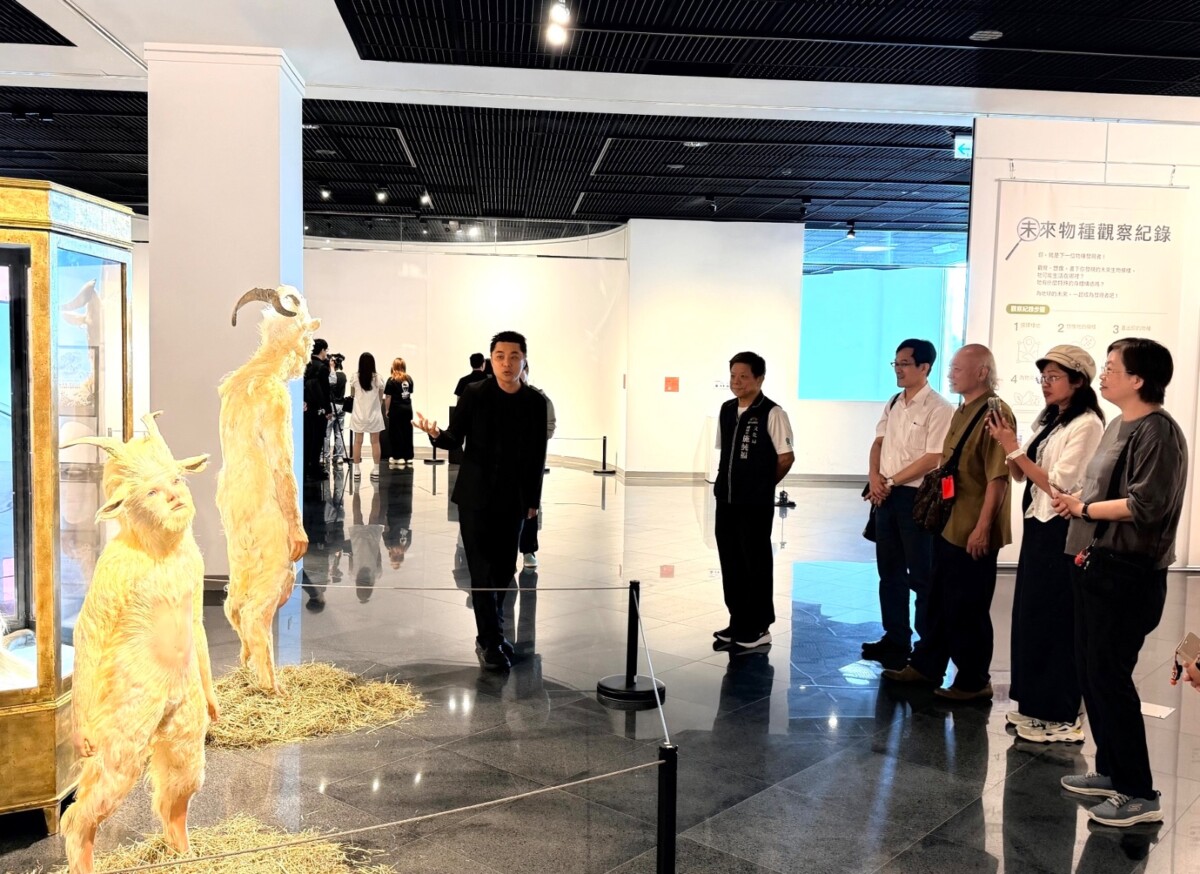 ▲策展人邱誌勇現場導覽黃贊倫的作品《大衛》與《小衛》。(圖/記者顏淑娟翻攝)