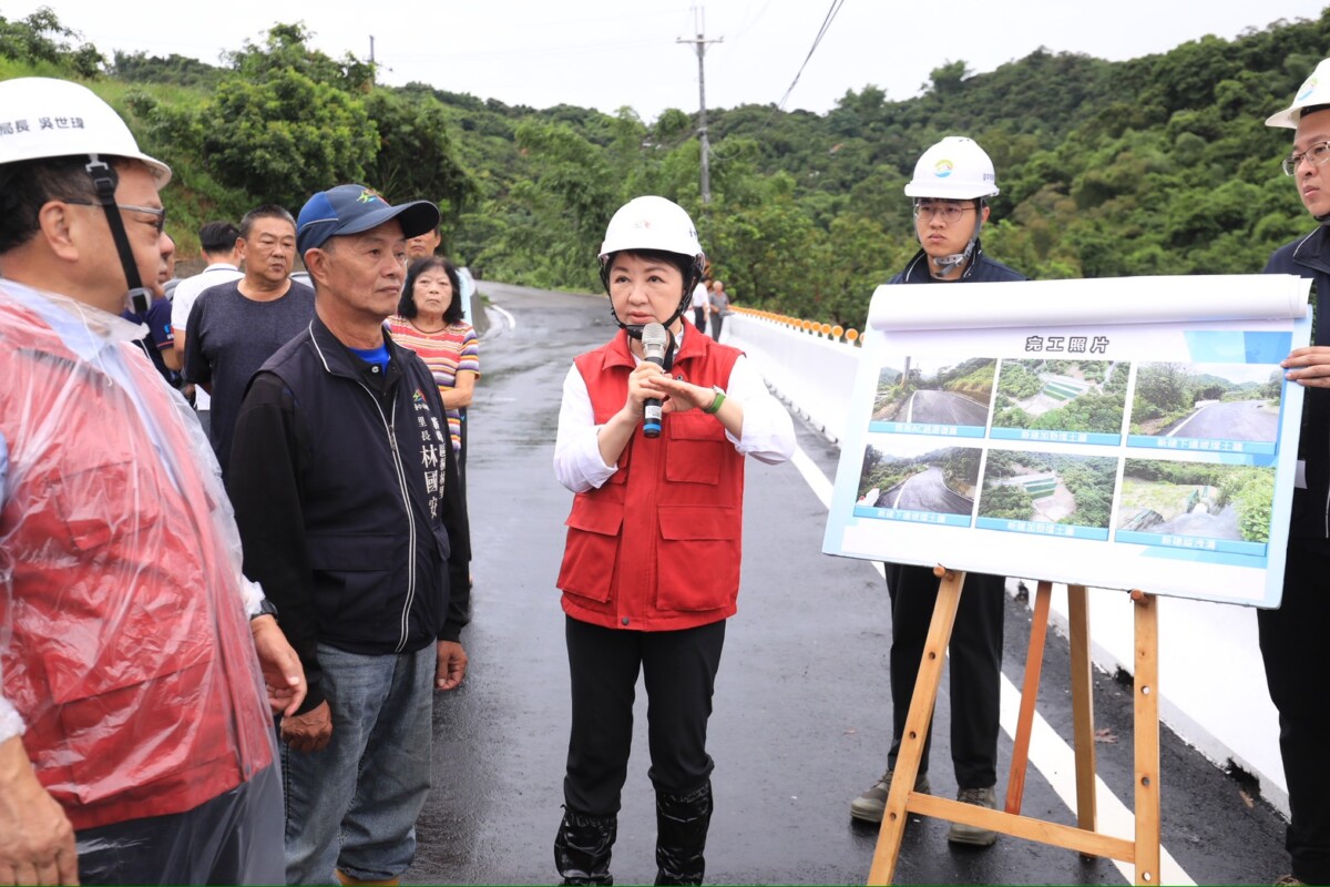 ▲盧秀燕視察霧峰暗坑巷復建工程。(圖/中市府提供)