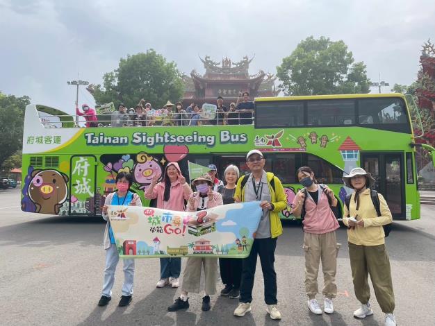 搭雙層巴士挖地瓜採蘆筍　臺南城市尋寶遊程掀報名熱潮　日本旅客也愛上農村慢旅行